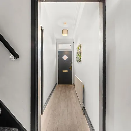 Holiday home Exquisite 4 Bed In Leeds - Sleeps 10 - Parking *