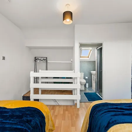 Exquisite 4 Bed In Leeds - Sleeps 10 - Parking *
