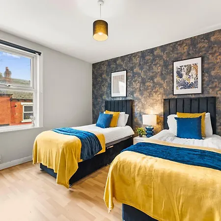 Exquisite 4 Bed In Leeds - Sleeps 10 - Parking Leeds (West Yorkshire)