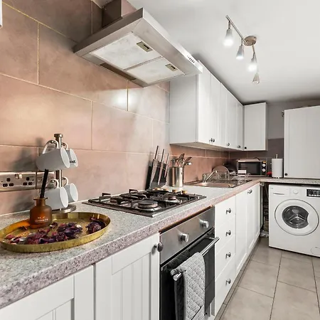 Exquisite 4 Bed In Leeds - Sleeps 10 - Parking