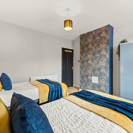 Exquisite 4 Bed In Leeds - Sleeps 10 - Parking Holiday home *