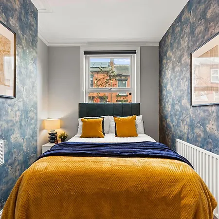 Exquisite 4 Bed In Leeds - Sleeps 10 - Parking Holiday home Leeds (West Yorkshire)