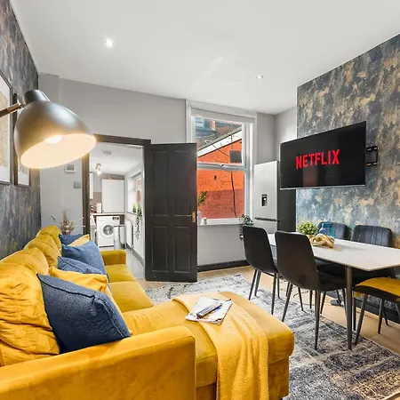 Exquisite 4 Bed In Leeds - Sleeps 10 - Parking