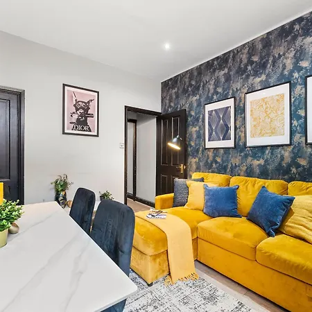 Exquisite 4 Bed In Leeds - Sleeps 10 - Parking Holiday home