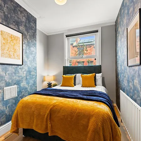 Holiday home Exquisite 4 Bed In Leeds - Sleeps 10 - Parking