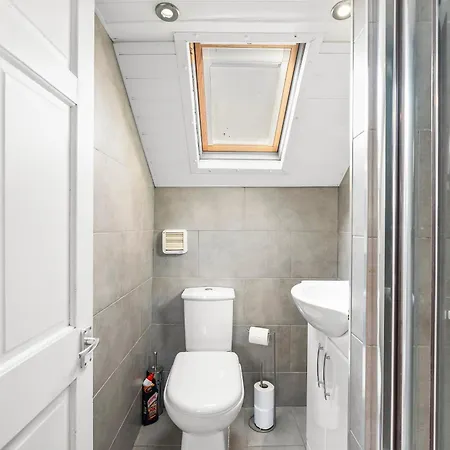Holiday home Exquisite 4 Bed In Leeds - Sleeps 10 - Parking *