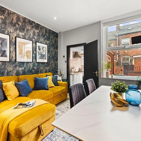 Exquisite 4 Bed In Leeds - Sleeps 10 - Parking Holiday home Leeds (West Yorkshire)