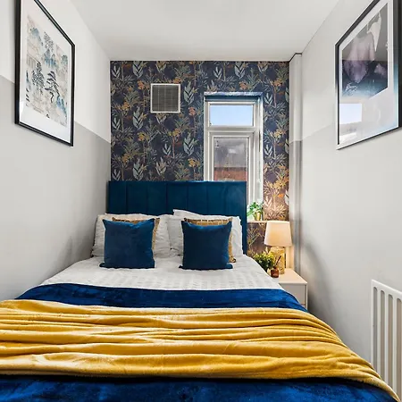 Exquisite 4 Bed In Leeds - Sleeps 10 - Parking * Leeds (West Yorkshire)