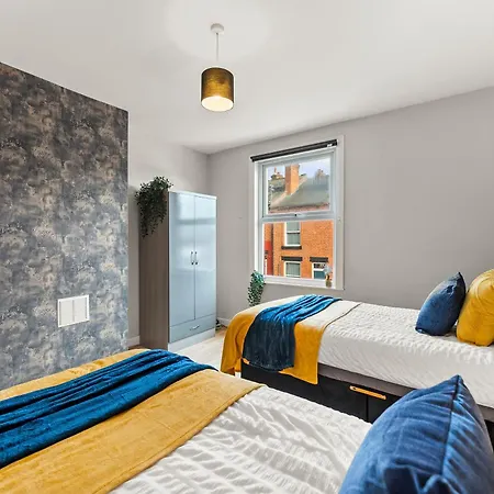 Exquisite 4 Bed In Leeds - Sleeps 10 - Parking