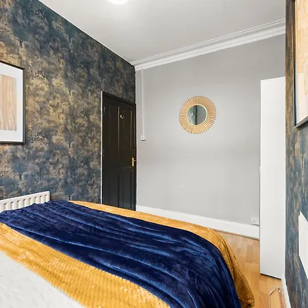 Exquisite 4 Bed In Leeds - Sleeps 10 - Parking Holiday home