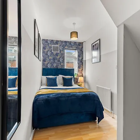 Exquisite 4 Bed In Leeds - Sleeps 10 - Parking Holiday home *