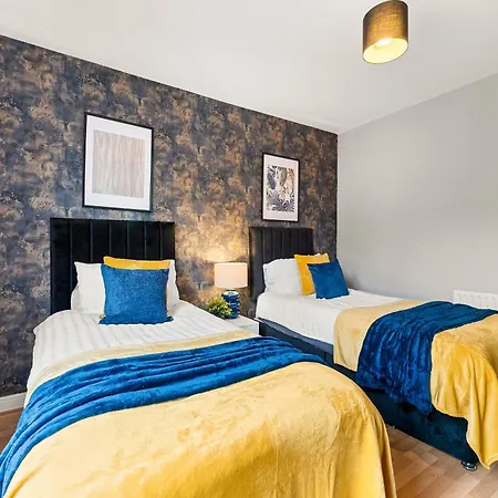 Exquisite 4 Bed In Leeds - Sleeps 10 - Parking Holiday home Leeds (West Yorkshire)