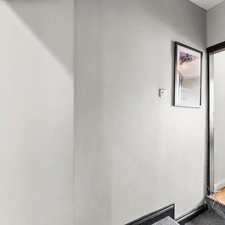Exquisite 4 Bed In Leeds - Sleeps 10 - Parking Holiday home Leeds (West Yorkshire)