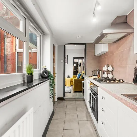 Exquisite 4 Bed In Leeds - Sleeps 10 - Parking *