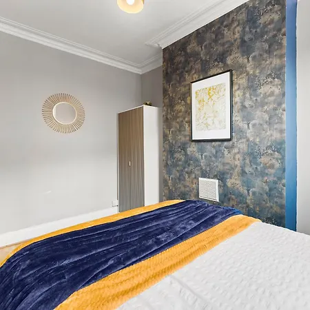 Exquisite 4 Bed In Leeds - Sleeps 10 - Parking Holiday home Leeds (West Yorkshire)