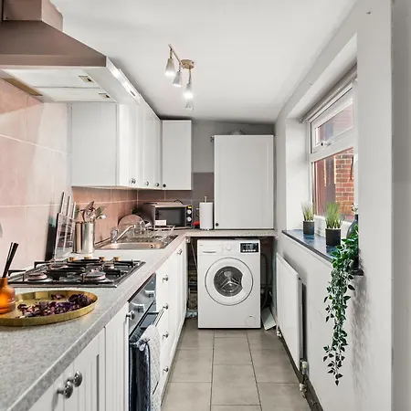 Holiday home Exquisite 4 Bed In Leeds - Sleeps 10 - Parking Leeds (West Yorkshire)